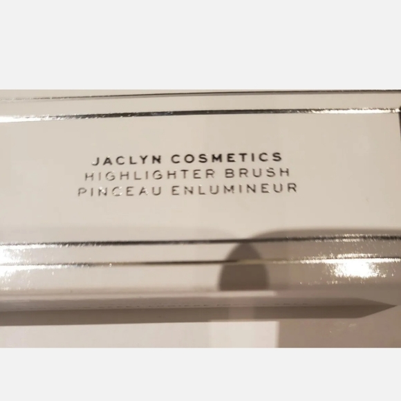 Jaclyn Cosmetics Highlighter Makeup Brush J03 Beaming Light New. - Picture 3 of 4
